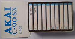 Akai C-90 SX 10 db-os magnókazettás doboz ( Benne 10 db Akai C-90 SX kazetta, amik használtak) (II)