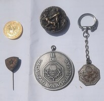 1971 Vadászati Világkiállítás díjérem + egyéb vadász témájú kitűzők , érmek