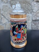 ​Német Original Gerzit kerámia söröskorsó ón fedéllel – Domborműves bajor életkép (14 cm)