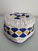 Különleges, tradicionális etno stílusú, gazdagon hímzett fejfedő eladó.