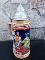 Német Gerz kerámia söröskorsó ón fedéllel – Domborműves, bajor életképpel (24 cm)