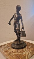 Vízhordó fiú.- bronz, márvány talpon