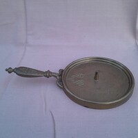 Réz sétáló gyertyatartó. 20 x 12 cm.