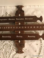 ÖRÖKNAPTÁR - FA  - 55 x 28 x 2,5 cm - GYÖNYÖRŰ GÓT BETŰK - SZÁMOK KÉZMŰVES - BAJOR - RÉGI - HIBÁTLAN