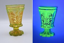 Antik uránzöld biedermeier talpas díszpohár, kézzel festett arany virágmintás ritkság, 1850 hibátlan