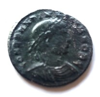 Római bronz CONSTANTINUS MAGNUS táborkapus hátlap (AA8)