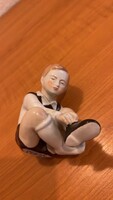 Cipőt fűző fiú figura - HIBÁTLAN