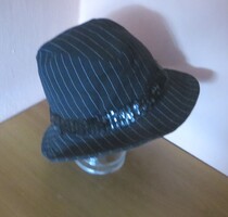 Elegáns gengszter fedora kalap fekete fehér csíkos bordó selyem béléssel 57 cm