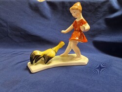 Bodrogkeresztúri kerámia figura lány kakassal