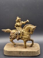 Antik stílusú sárgaréz / bronz lovas szobor – Solymász hölgy (16×18 cm)