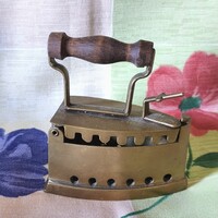 Patinás sárgaréz makett vasaló nyitható fedéllel (11 cm)
