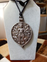 Antik indiai nagyméretű, hindu istenséget ábrázoló ezüst medál / amulett zsinór láncon
