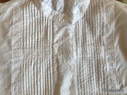 SANDERSON - HÍMZETT - CSIPKÉS - BLÚZ - mell - 76 cm - hossz - 60 cm - PAMUTVÁSZON