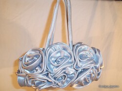 RETIKÜL - ÚJ - KÉT OLDALÁN RÓZSÁK - SZATÉN - EZÜST  - 22 x 12 cm + FÜL - 17 cm  - HIBÁTLAN