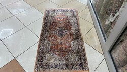 4549 KIHAGYHATATLAN ÁRON IRÁNI hernyóselyem Isfahan kézi perzsa szőnyeg 61x125CM
