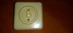 Régi  elektromos kapcsoló sötétben fluoreszkáló vintage villanykapcsoló