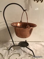 RÉZ BOGRÁCS + KOVÁCSOLTVAS ÁLLVÁNY - 8 dl - 30 x 20 x 18 cm  - HIBÁTLAN