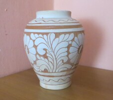 Régi vintage Korondi kerámia váza – karcolt népi motívummal, 14 cm