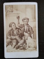 ZA644.47   Korabeli albumin fotó (CDV) 1860-1880  Hornung-  falatozó  fiúk, kutyával