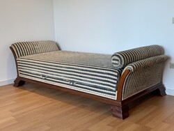 Hattyú ágy, biedermeier-csíkos kárpittal, ágyneműtartóval