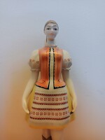 Hollóházi népviseletes lány porcelán figura – különleges magyar ajándék
