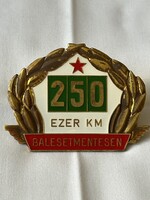 Szocreál Balesetmentes közlekedésért 250 ezer km Méretek 9,5 cm x 7 cm zománcozott hűtőrács jelvény