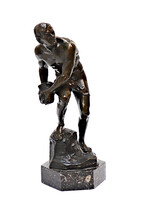 Férfi kővel, Bronz, Titze jelzéssel
