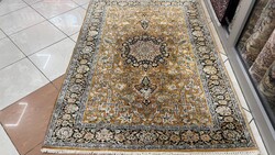 4317 LEÁRAZÁS Kasmíri hernyóselyem Ghom kézi perzsa szőnyeg 125X183CM