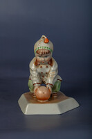 Zsolnay Sinkó András labdázó gyermek porcelánfigura – 909, pajzsjegyes Zsolnay Sinkó András labdázó gyermek porcelánfigura – 909, pajzsjegyes