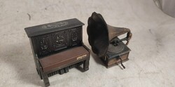 Bronzírozott fém zongora és grammofon makett 671