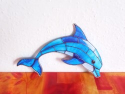 Delfin alakú, ólomüveg hatású nyári dísz, ablakdísz, fali dekoráció, hossza 20 cm