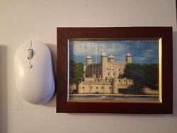 Kisméretű kép kerettel Londoni 3d kép. Az egér a méret végett van s képen. A kép cserélhető.