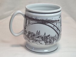 Hollóházi porcelán korsó VESZPRÉM felirattal hibátlan állapotban 11,5 cm magas