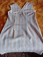 OLCSÓN! AUSZTRÁL CSILLOGÓ CSÍKOS NŐI RUHA, NEM HASZNÁLT, VÁLLA.42cm, hossz:97 cm MB: 100 CM