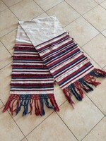 Régi kézi szövésű népi szőttes futó – piros-kék csíkos, rojtos – 43 × 220 cm