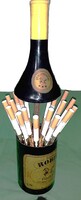 Retro érdekes BÁRSZEKRÉNY KELLÉK - plasztik KONYAK ÜVEG ALAKÚ CIGARETTAKÍNÁLÓ