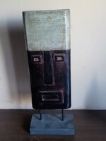 Misztikus Monolit: Kubista Stílusú Galéria-Szobor Talpazaton (40 cm)