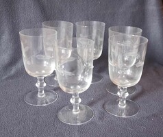 Vintage stílusú, talpas borospohár karcolt növényi mintával