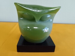 Modernista zöld bagoly figura fekete talpazaton (8 cm)