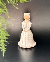 Vintage samottos/terrakotta fehér ruhájú fonott hajú éneklő kerámia hölgy szobor szálgyertyatartó