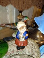 Kislány esernyővel és táskával/kosárral” (németes stílusú kislány kendőben) figurák mintájára készül