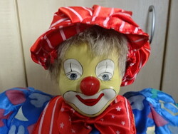 Porcelán fejű és kezű bohóc, ülő állapotban a magassága 36 cm. Jókai