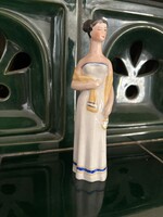 Ritka Drasche Art Deco porcelán figura – Hölgy sárga stólával (Tervező: Veress Miklós, 17,5 cm)