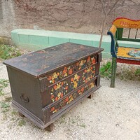 Horányi Ilus hagyatéka festett tulipános láda 106 cm X 61 cm X 72 cm
