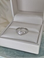 Modern fehérarany buton gyűrű cca 0.57 ct briliánssal