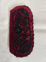 Bordó fekete gyöngyökkel hímzett Vintage szemüveg tok.