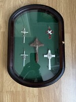 Gyönyörű íves faragott fa fali vitrin gyűjteményeknek óráknak, bemutatónak.
