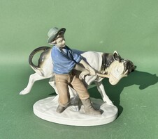 Régi GDR német porcelán tehenészfiú tehénnel vintage  hibátlan figura 18 × 22 cm
