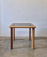 Skandináv, dán mid century modern jellegű vintage cseresznyefa dohányzóasztal  üveg lappal