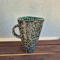Retro magyar iparművészeti kerámia kancsó/váza füllel, fekete-fehér plasztikus dekor, 19 cm